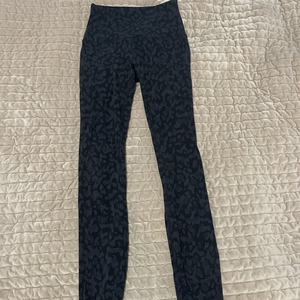 Black leggings with print